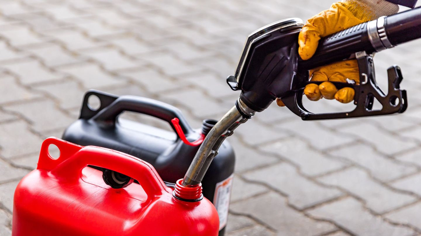 So viel Sprit dürfen Sachsen in der Garage lagern. (Symbolbild) Foto: Frank Hammerschmidt/dpa