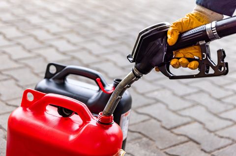 So viel Sprit dürfen Sachsen in der Garage lagern. (Symbolbild) Foto: Frank Hammerschmidt/dpa