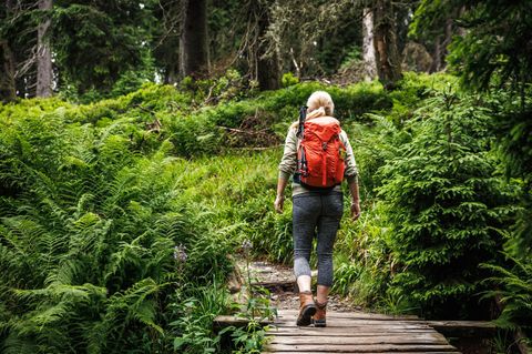 Frau trägt einen Jack Wolfskin Wanderrucksack.
