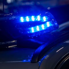 Der jüngere Bruder wurde vorläufig festgenommen. Gegenüber der Polizei gab er an, er habe sich nur gegen Angriffe des Älteren ve