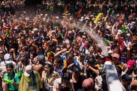 Traditionell reisen Touristen aus aller Welt zu der riesigen Wasser-Sause an. Foto: Arnun Chonmahatrakool/AP/dpa