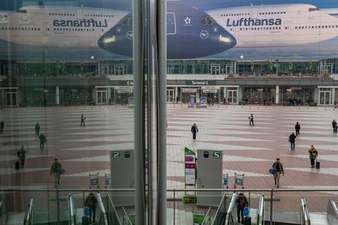 Passanten gehen am Morgen zum Flughafen München. Die Pilotengewerkschaft Vereinigung Cockpit hat für Montag und Dienstag zu Arbe
