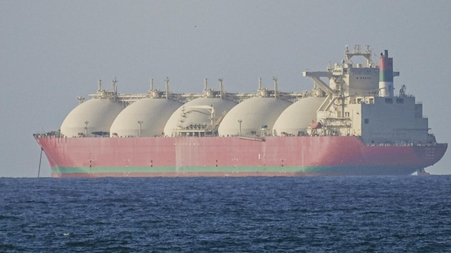 Ein Gastanker liegt vor der Küste des Oman Iran beendet Hormus-Blockade