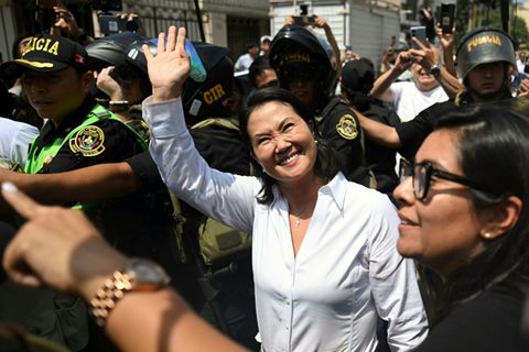 Fujimori auf dem Weg zur Stimmabgabe am Sonntag