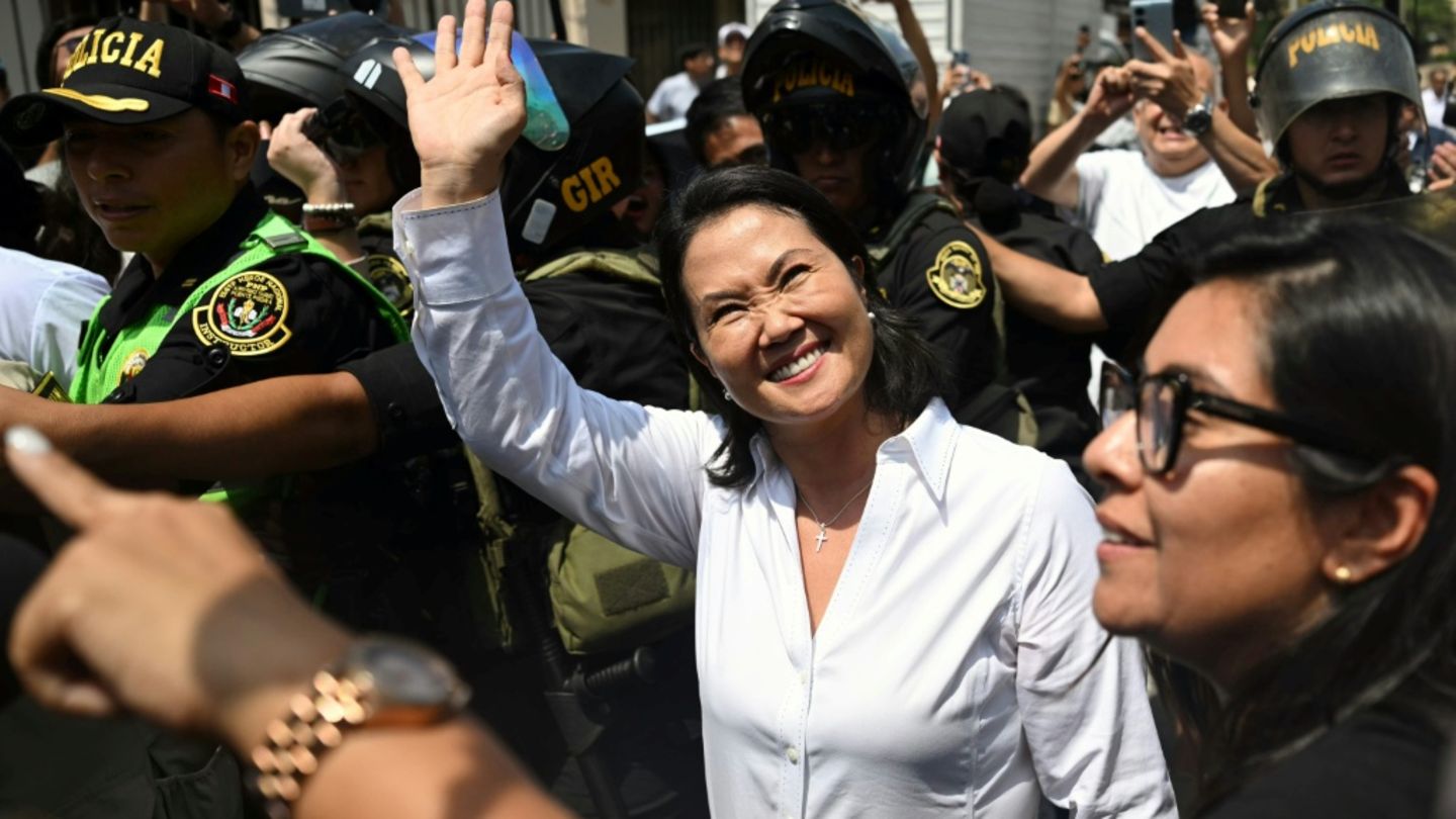 Fujimori auf dem Weg zur Stimmabgabe am Sonntag