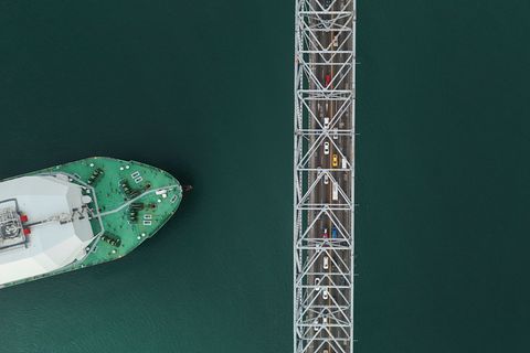 Dem NABU zufolge zahlen große Reedereien unzureichend Steuern. (Archivbild) Foto: Matias Delacroix/AP/dpa