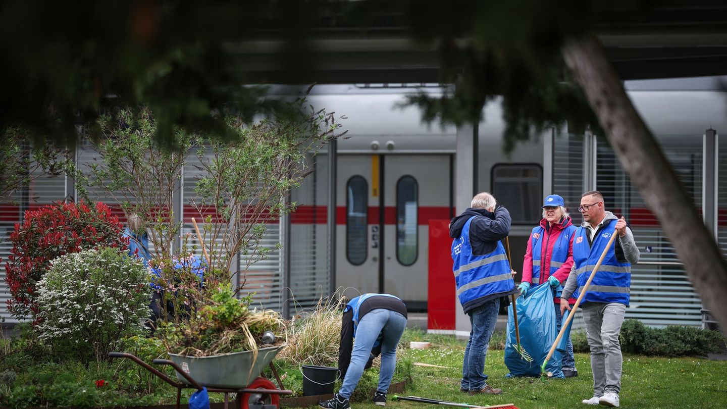 Den Bahnhof zu putzen soll auch dazu führen, dass sich Reisende sicherer fühlen. Foto: Ronny Hartmann/dpa