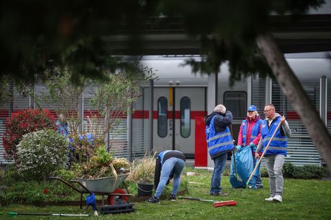 Den Bahnhof zu putzen soll auch dazu führen, dass sich Reisende sicherer fühlen. Foto: Ronny Hartmann/dpa