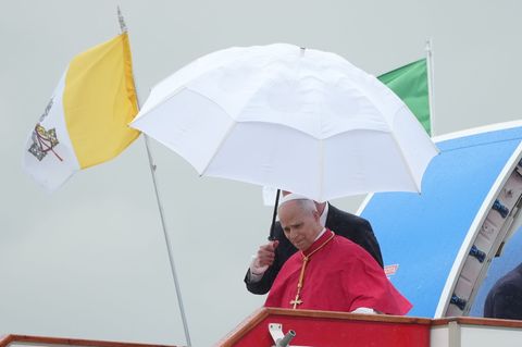 Zum Auftakt einer Afrika-Reise wurde Papst Leo XIV. von Kritik von US-Präsident Donald Trump überrascht