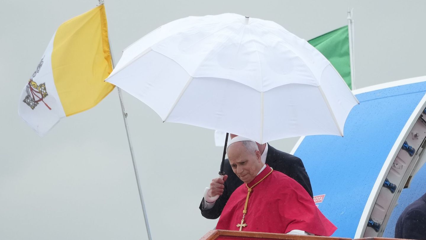 Zum Auftakt einer Afrika-Reise wurde Papst Leo XIV. von Kritik aus dem Weißen Haus überrascht. Foto: Andrew Medichini/AP/dpa