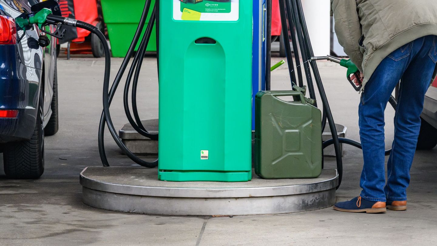 Viele Autofahrerinnen und Autofahrer denken wegen sinkender Spritpreise über Vorratskäufe nach. (Archivbild) Foto: Patrick Pleul