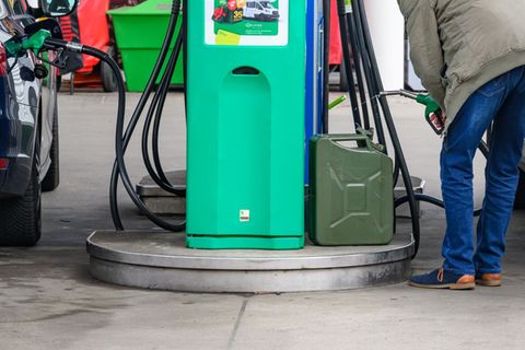 Viele Autofahrerinnen und Autofahrer denken wegen sinkender Spritpreise über Vorratskäufe nach. (Archivbild) Foto: Patrick Pleul