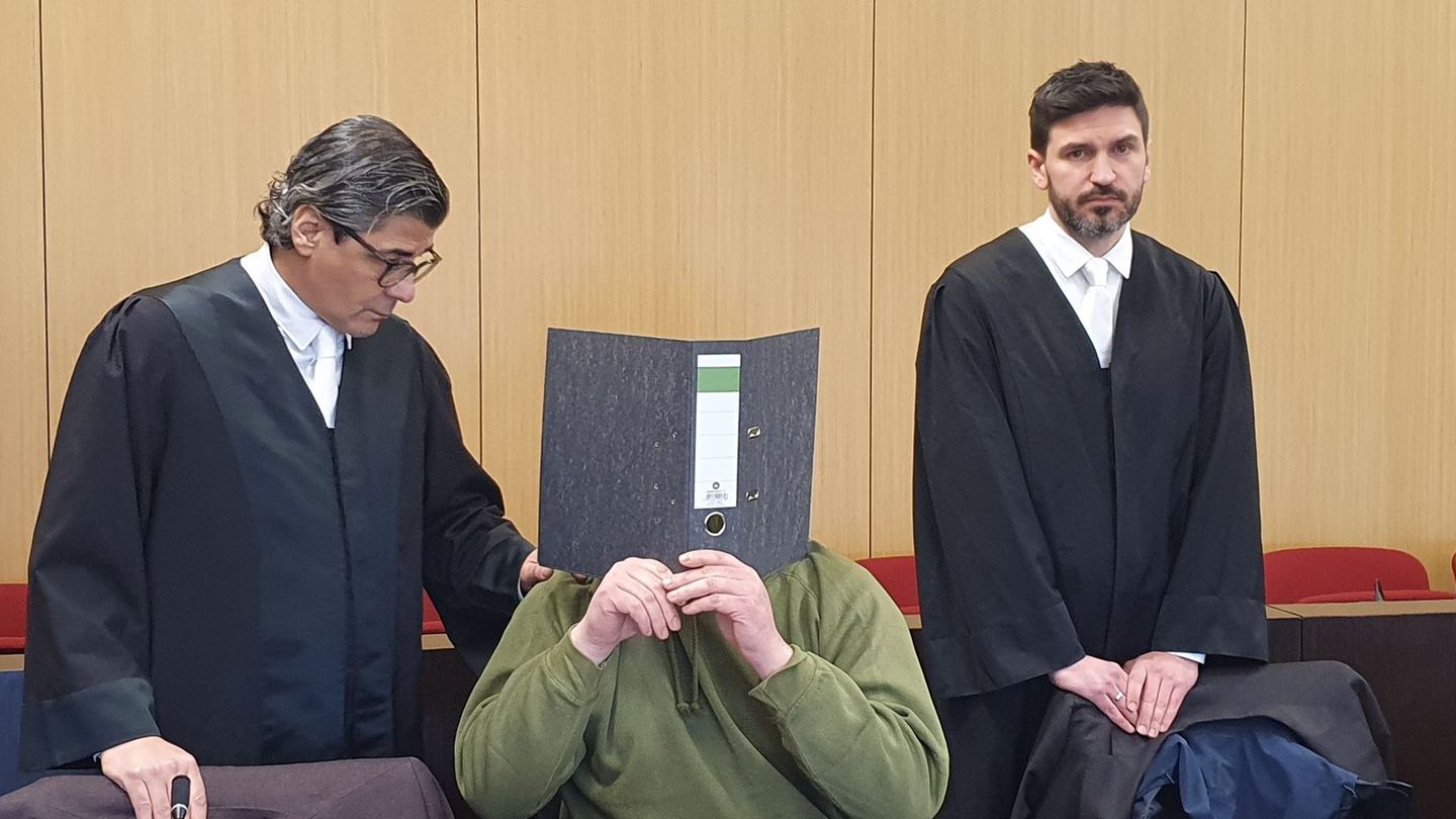 Der 36-jährige Angeklagte wurde überraschend zu lebenslanger Haft verurteilt. Foto: Martin Höke/dpa