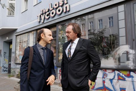 Michael (Charly Hübner, rechts) ist der Besitzer einer hoch verschuldeten Videothek, den der Journalist (Leon Ullrich) zu einem Helden stilisieren will.