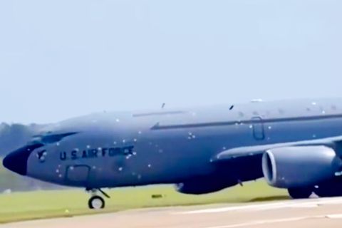 KC-135R mit Schrapnellenschäden übersät