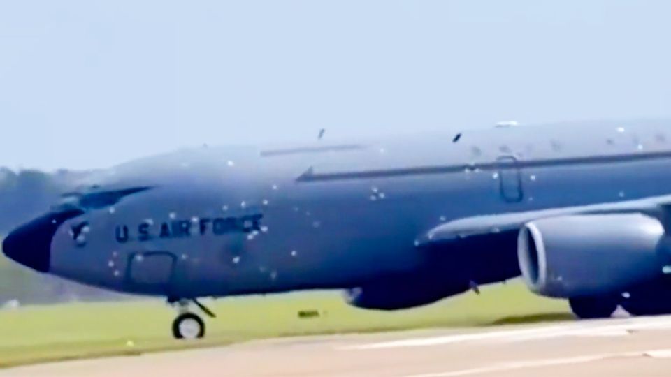 KC-135R mit Schrapnellenschäden übersät