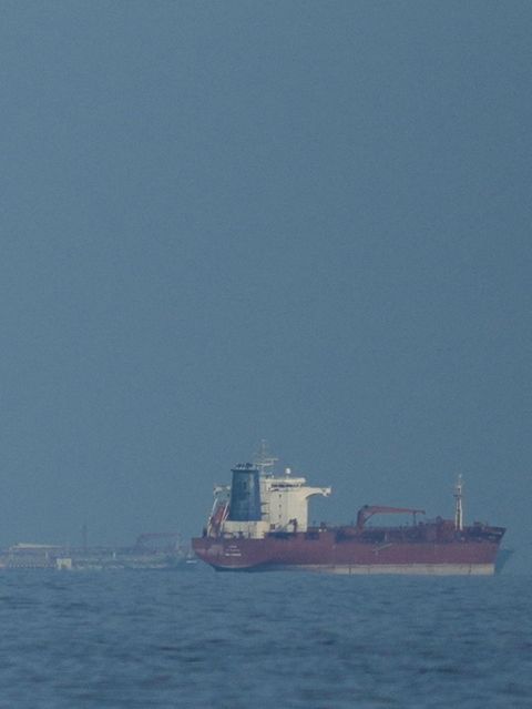 Öltanker und Frachtschiffe reihen sich in der Straße von Hormus auf