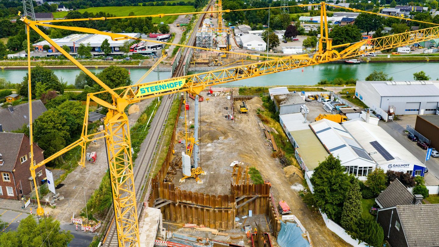 1,5 Meter höher wurde die Bahn-Brücke über den Wesel-Datteln-Kanal gebaut - das hat weitreichende Auswirkungen. (Archivbild) Fot