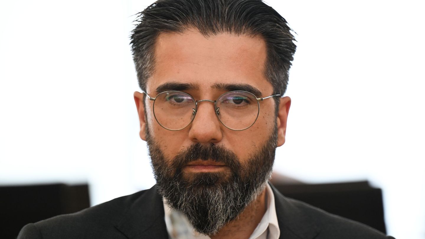 Der Wirtschaftsminister will sich von seinem Staatssekretär Umut Sönmez trennen. (Archivbild) Foto: Arne Dedert/dpa