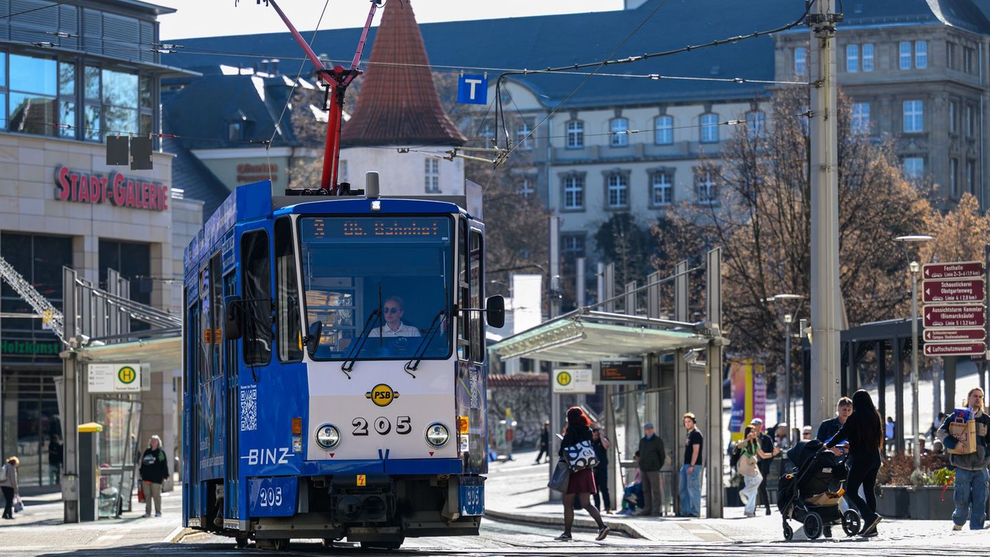 Ein Wagen der Straßenbahn Plauen fährt im Zentrum der Stadt. Ohne finanzieller Unterstützung droht der Plauener Straßenbahn die