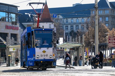 Ein Wagen der Straßenbahn Plauen fährt im Zentrum der Stadt. Ohne finanzieller Unterstützung droht der Plauener Straßenbahn die
