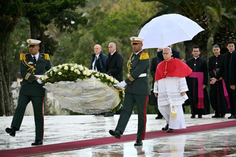 Papst legt Kranz am Denkmal der Märtyrer in Algier nieder