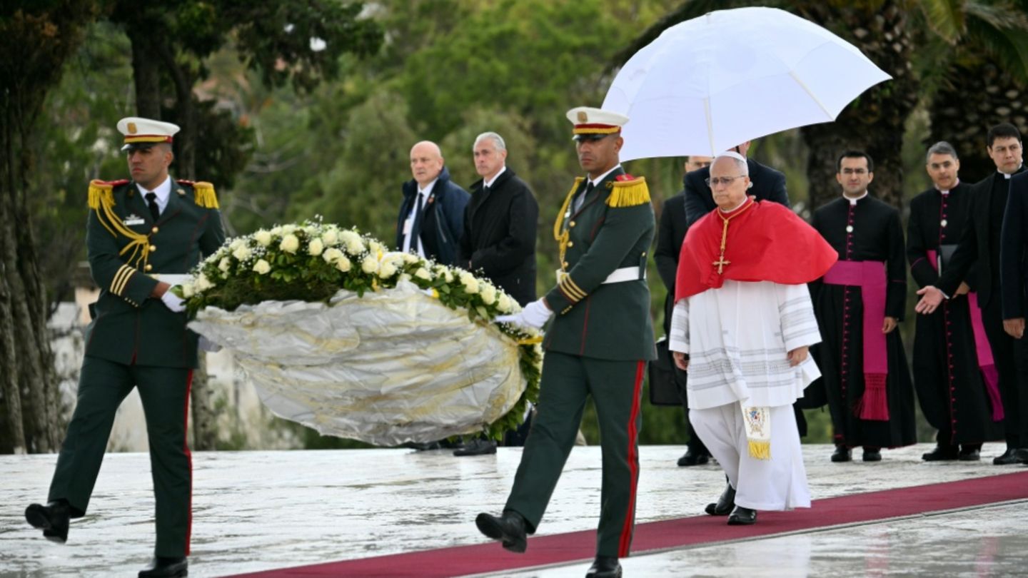 Papst legt Kranz am Denkmal der Märtyrer in Algier nieder