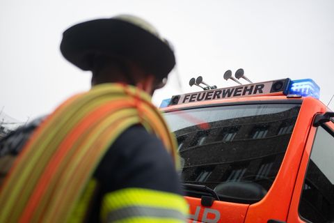 Die Feuerwehr rückte mit vier Fahrzeugen an. (Symbolbild) Foto: Marijan Murat/dpa