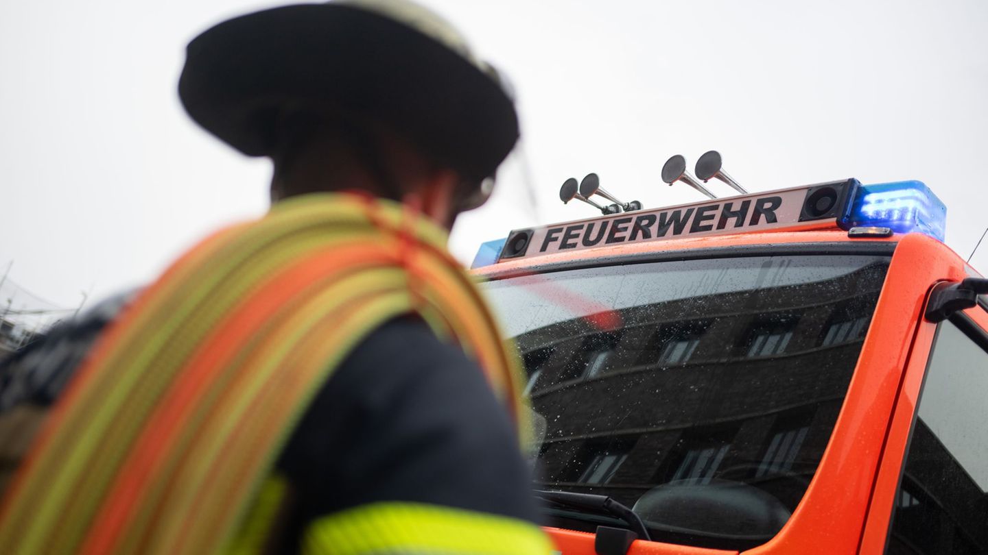 Die Feuerwehr rückte mit vier Fahrzeugen an. (Symbolbild) Foto: Marijan Murat/dpa