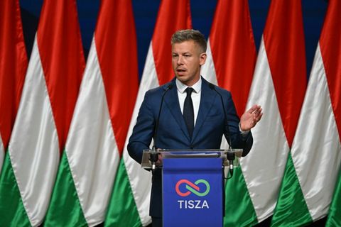 Magyar bei seiner Pressekonferenz in Budapest