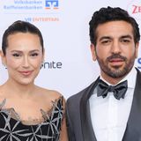 Elyas M'Barek kehrt nach Deutschland zurück: Nach rund drei Jahren in New York City wird er gemeinsam mit seiner Ehefrau Jessica nach München ziehen. Das bestätigte er gegenüber der Nachrichtenagentur spot on news und lieferte dabei auch die Gründe für den Wechsel von den USA zurück in seine Heimatstadt. „Wir haben uns entschieden, nach München zu ziehen, ich komme ja von dort. Ich muss oft in Deutschland sein, um Termine mit Produktionen und Drehs wahrzunehmen, das Reisen wird auf Dauer zu anstrengend und kompliziert“, erklärt M'Barek den anstehenden Tapetenwechsel. In den Big Apple war der Schauspieler auch wegen seiner Frau gezogen, die aus den USA stammt. Nun scheint sie wiederum ihm zuliebe den Schritt in die bayerische Landeshauptstadt zu wagen: „Meine Frau Jessica möchte hier auch zukünftig arbeiten und wir freuen uns auf unseren Umzug und mehr Flexibilität. Auch auf unsere gemeinsamen Freunde und meine Familie“, so M'Barek weiter. Zugleich bekräftigt er aber auch, wie sehr ihm New York City seither ans Herz gewachsen ist. Die Stadt bleibe „unsere zweite Heimat“, stellt er klar.