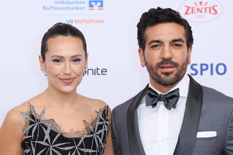 Elyas M'Barek kehrt nach Deutschland zurück: Nach rund drei Jahren in New York City wird er gemeinsam mit seiner Ehefrau Jessica nach München ziehen. Das bestätigte er gegenüber der Nachrichtenagentur spot on news und lieferte dabei auch die Gründe für den Wechsel von den USA zurück in seine Heimatstadt. „Wir haben uns entschieden, nach München zu ziehen, ich komme ja von dort. Ich muss oft in Deutschland sein, um Termine mit Produktionen und Drehs wahrzunehmen, das Reisen wird auf Dauer zu anstrengend und kompliziert“, erklärt M'Barek den anstehenden Tapetenwechsel. In den Big Apple war der Schauspieler auch wegen seiner Frau gezogen, die aus den USA stammt. Nun scheint sie wiederum ihm zuliebe den Schritt in die bayerische Landeshauptstadt zu wagen: „Meine Frau Jessica möchte hier auch zukünftig arbeiten und wir freuen uns auf unseren Umzug und mehr Flexibilität. Auch auf unsere gemeinsamen Freunde und meine Familie“, so M'Barek weiter. Zugleich bekräftigt er aber auch, wie sehr ihm New York City seither ans Herz gewachsen ist. Die Stadt bleibe „unsere zweite Heimat“, stellt er klar.