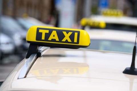 Buchbar sind die Fahrten zum Festpreis über die Apps von Hansa-Taxi und Freenow by Lyft. (Archivbild) Foto: Jonas Walzberg/dpa