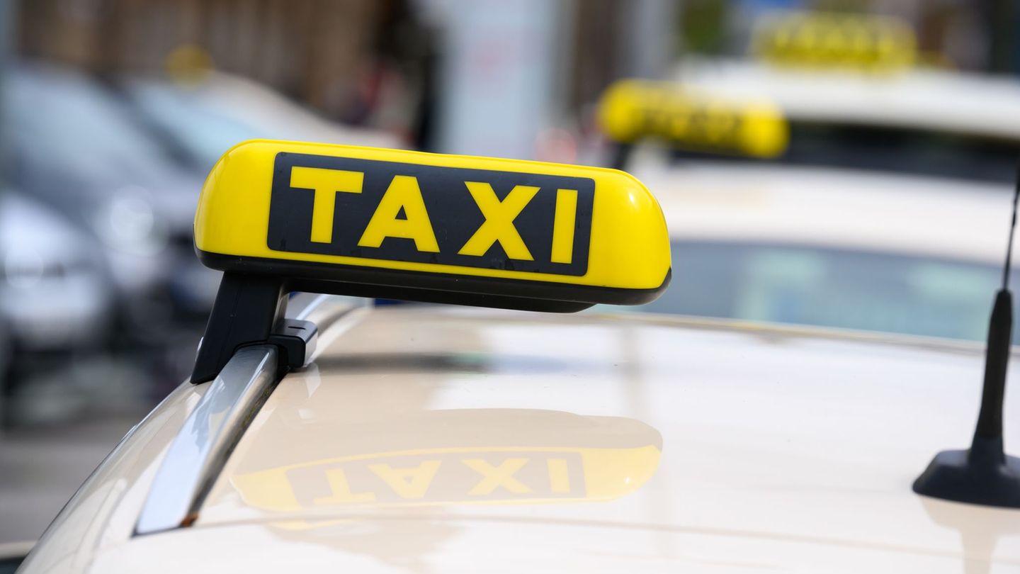 Buchbar sind die Fahrten zum Festpreis über die Apps von Hansa-Taxi und Freenow by Lyft. (Archivbild) Foto: Jonas Walzberg/dpa