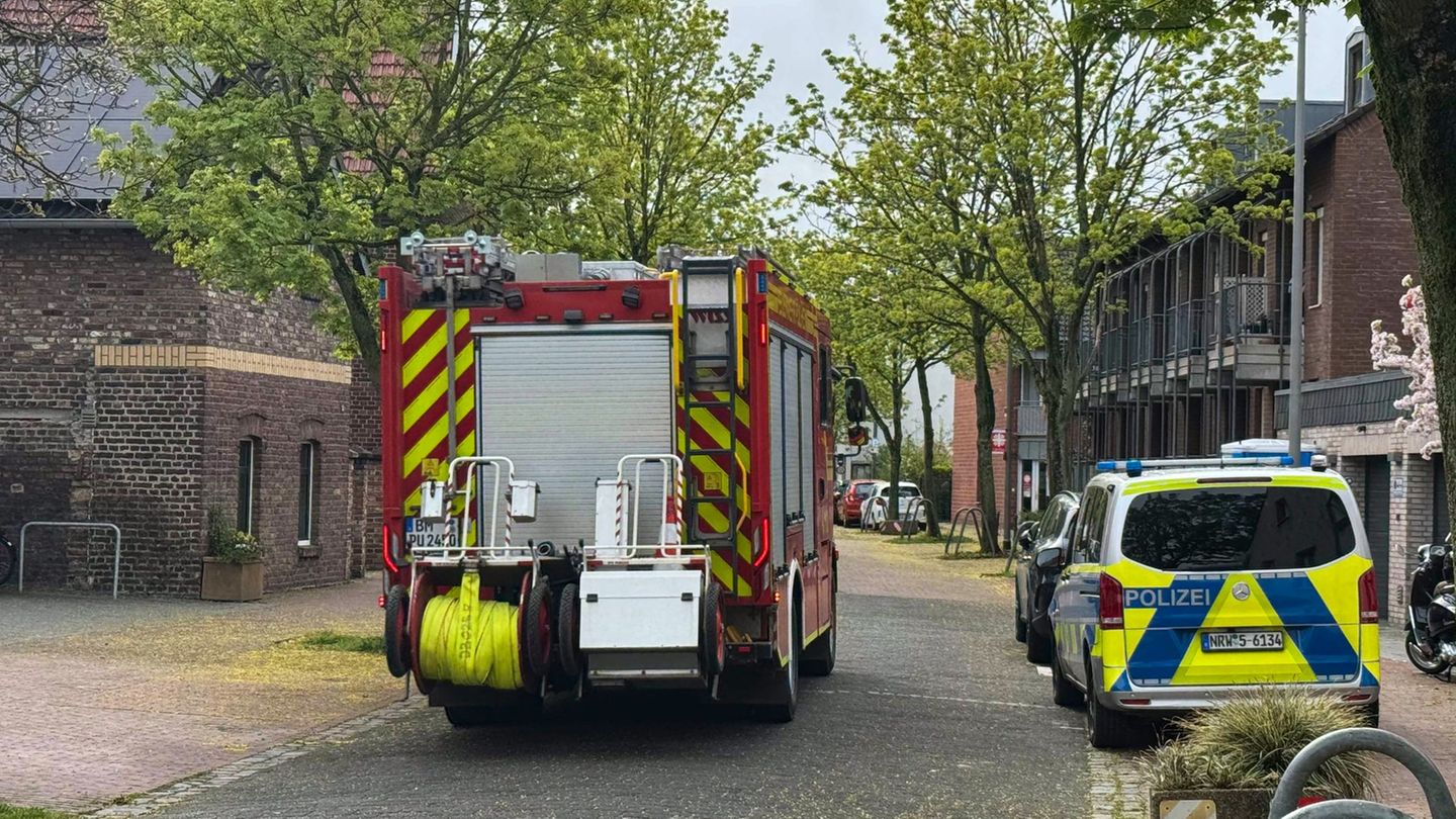 Feuerwehr und Polizei waren nach der Auseinandersetzung in einem Stadtpark im Einsatz. Foto: Vincent Kempf/dpa