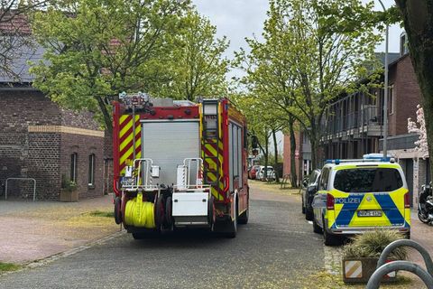 Feuerwehr und Polizei waren nach der Auseinandersetzung in einem Stadtpark im Einsatz. Foto: Vincent Kempf/dpa