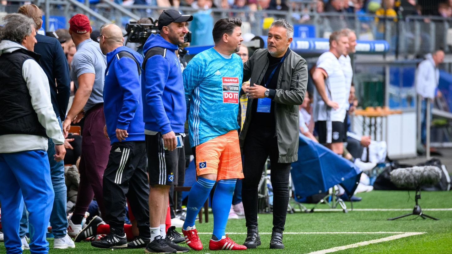 Übernimmt als Trainer das Frauenteam des Hamburger SV: Ex-Bundesliga-Star Rodolfo Cardoso (r). (Archivbild) Foto: Jonas Walzberg
