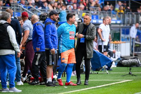 Übernimmt als Trainer das Frauenteam des Hamburger SV: Ex-Bundesliga-Star Rodolfo Cardoso (r). (Archivbild) Foto: Jonas Walzberg