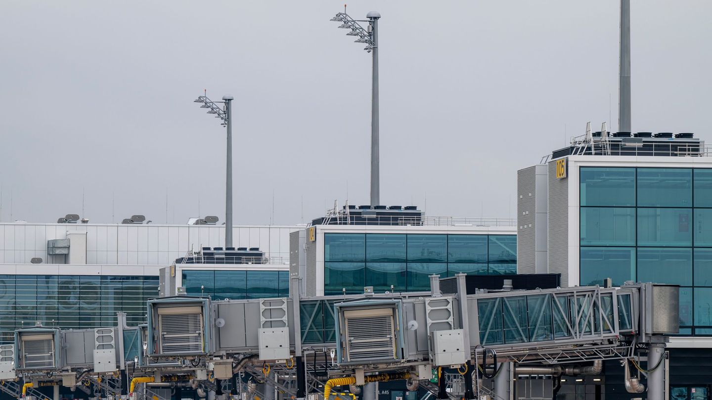 Der Erweiterungsbau des Münchner Flughafens ist eröffnet - eine Woche vor der Inbetriebnahme. Foto: Peter Kneffel/dpa