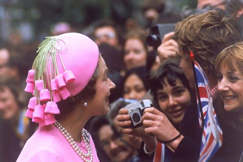 Royals: Von Hüten und Handtaschen – ein Blick in die Garderobe der Queen