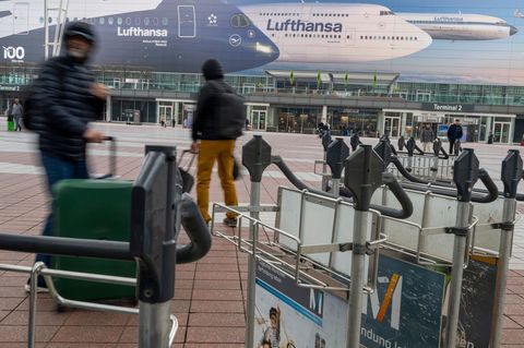 Wegen des festgefahrenen Tarifkonflikts bei Lufthansa fallen wieder hunderte Flüge aus. Foto: Peter Kneffel/dpa