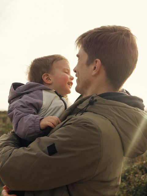 Thema Teilzeit als Lehrer: Ein junger Vater mit seiner kleinen Tochter