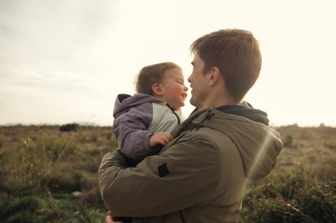 Thema Teilzeit als Lehrer: Ein junger Vater mit seiner kleinen Tochter