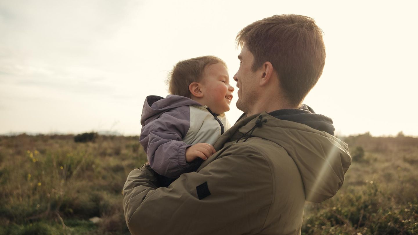 Thema Teilzeit als Lehrer: Ein junger Vater mit seiner kleinen Tochter