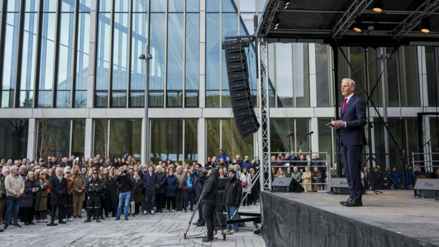 Jonas Gahr Störe bei der Wiedereröffnung in Oslo