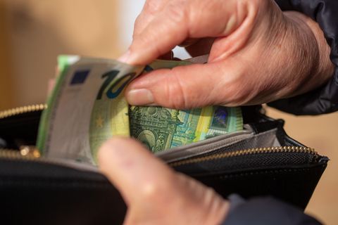 Frauen leben in Rheinland-Pfalz seltener von Lohnarbeit als Männer. (Symbolbild) Foto: Fernando Gutierrez-Juarez/dpa