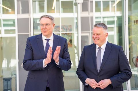 Der künftige rheinland-pfälzische Ministerpräsident Gordon Schnieder (CDU) und der amtierende, Alexander Schweitzer (SPD), forde