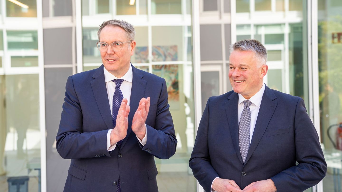 Der künftige rheinland-pfälzische Ministerpräsident Gordon Schnieder (CDU) und der amtierende, Alexander Schweitzer (SPD), forde