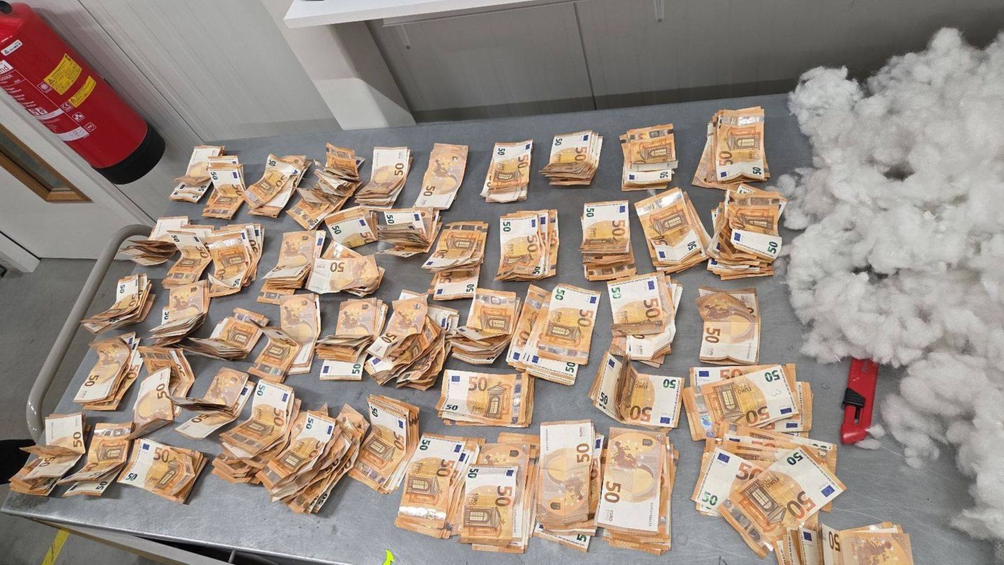 50.000 Euro hat die niederländische Polizei in einem Teddy versteckt entdeckt. Foto: ---/Politie Westelijke Mijnstreek/dpa