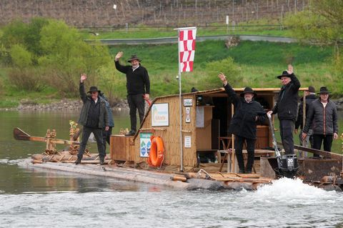 Winningen, Deutschland. Floßmeister Thomas Kipp und sein Team reisen auf eine eher unkonventionelle Art auf der Mosel. Das Floß besteht aus 15 Baumstämmen, hat eine kleine Hütte drauf und wird mit Rudern gelenkt. Es wurde von den "Schiltacher Flößern" aus dem Kinzigtal im Schwarzwald gebaut. Vor ungefähr einer Woche sind sie in Rehlingen-Siersburg im Saarland auf der Saar gestartet. Nach 250 Kilometern über Saar und Mosel ist Koblenz ihr Ziel. „Bisher ging alles ohne Probleme“, sagte Kipp auf der letzten Etappe bei Kobern-Gondorf. Warum das Ganze? Die Flößer wollen mit ihrer Fahrt auf die Tradition der Flößerei aufmerksam machen und ihr Wissen weitergeben. „Auch auf Mosel und Saar war die Flößerei über Jahrhunderte von großer Bedeutung“, sagte Kipp. 2022 hatte die Unesco die Flößerei zum Immateriellen Kulturerbe erklärt.